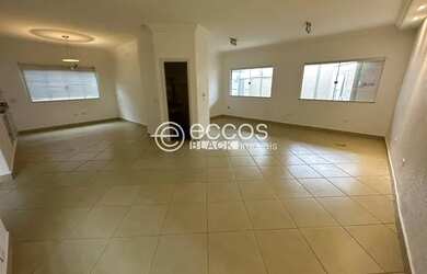 Imagem: A casa possui 3 Dormitórios, 4 Banheiros, 3 Vagas na garagem