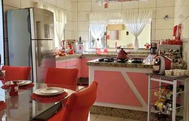 Imagem: A casa possui 3 Dormitórios, 4 Banheiros, 2 Vagas na garagem