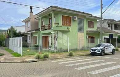 Imagem: A casa possui 3 Dormitórios, 3 Banheiros, 2 Vagas na garagem