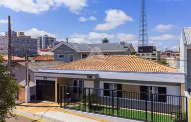 Imagem: A casa possui 3 Dormitórios, 1 Banheiro, 2 Vagas na garagem