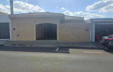 Imagem: A casa possui 3 Dormitórios, 4 Banheiros, 2 Vagas na garagem