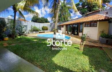 Imagem: A casa possui 4 Dormitórios, 5 Banheiros, 4 Vagas na garagem