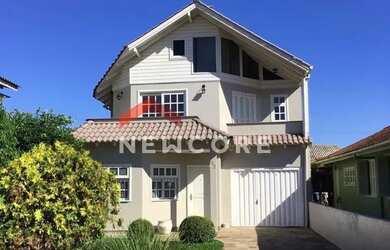 Imagem: A casa possui 3 Dormitórios, 2 Banheiros, 2 Vagas na garagem