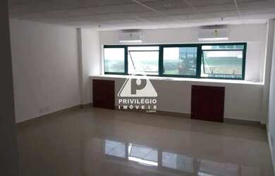 Imagem: O depósito possui 1 Vaga na garagem e 44m² de Área e está