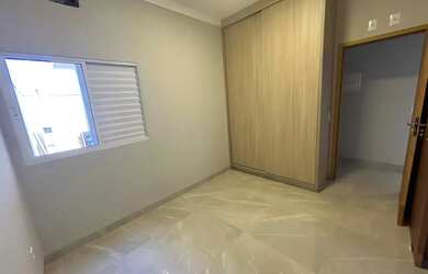 Imagem: A casa possui 3 Dormitórios, 4 Banheiros, 2 Vagas na garagem