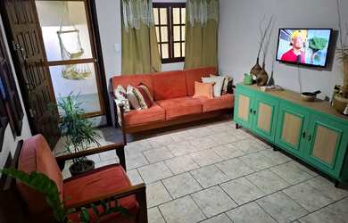 Imagem: A casa possui 2 Dormitórios, Acomodam 5 pessoas e está localizado