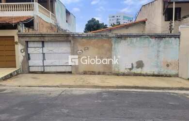 Imagem: A casa possui 3 Dormitórios, 1 Banheiro, 2 Vagas na garagem