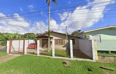 Imagem: A casa possui 3 Dormitórios, 3 Banheiros, 195m² de Área e