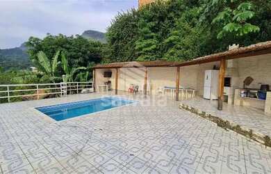 Imagem: A casa possui 5 Dormitórios, 5 Banheiros, 2 Vagas na garagem