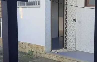 Imagem: A casa possui 3 Dormitórios, 3 Banheiros, 2 Vagas na garagem