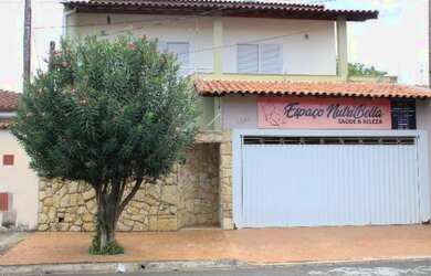 Imagem: A casa possui 3 Dormitórios, 3 Banheiros, 2 Vagas na garagem