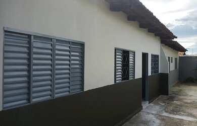 Imagem: A casa possui 2 Dormitórios, 1 Banheiro, 1 Vaga na garagem