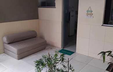 Imagem: A casa possui 1 Dormitório, Acomodam 2 pessoas, 1 Vaga na garagem