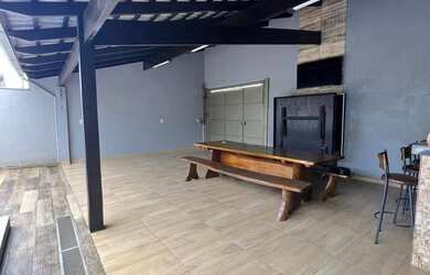 Imagem: A casa possui 3 Dormitórios, 3 Banheiros, 2 Vagas na garagem