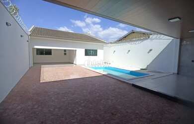 Imagem: A casa possui 3 Dormitórios, 2 Banheiros, 3 Vagas na garagem