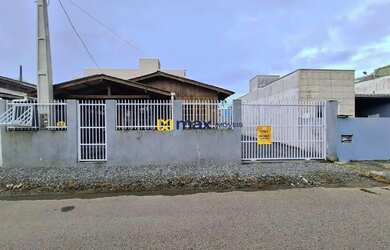 Imagem: A casa possui 2 Dormitórios, 1 Banheiro, 2 Vagas na garagem