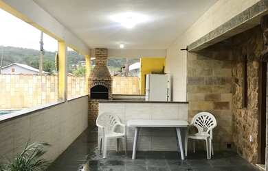 Imagem: A casa possui 3 Dormitórios, Acomodam 15 pessoas, 4 Vagas na