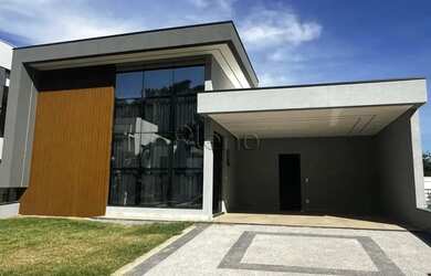 Imagem: A casa em condomínio possui 4 Dormitórios, 5 Banheiros, 4