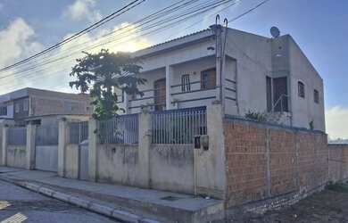 Imagem: A casa possui 4 Dormitórios, 4 Banheiros, 4 Vagas na garagem