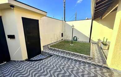 Imagem: A casa possui 3 Dormitórios, 3 Banheiros, 2 Vagas na garagem