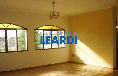 Imagem: A casa possui 4 Dormitórios, 5 Banheiros, 4 Vagas na garagem