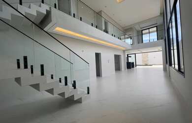 Imagem: A casa à venda possui 4 Dormitórios, 5 Banheiros, 4 Vagas