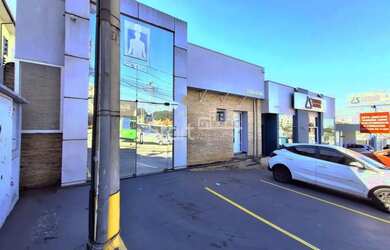 Imagem: O depósito à venda possui 3 Vagas na garagem e 222m² de Área