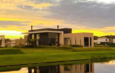 Imagem: A casa em condomínio possui 3 Dormitórios, 4 Banheiros, 2