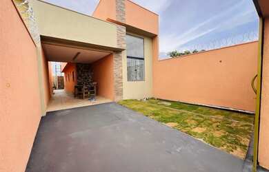 Imagem: A casa possui 3 Dormitórios, 2 Banheiros, 2 Vagas na garagem