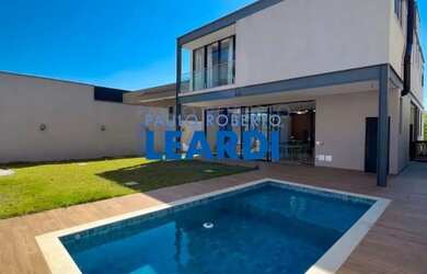 Imagem: A casa em condomínio possui 4 Dormitórios, 3 Banheiros, 4