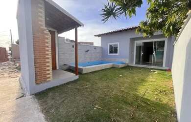 Imagem: A casa possui 2 Dormitórios, 3 Banheiros, 2 Vagas na garagem