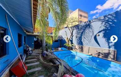 Imagem: A casa possui 3 Dormitórios, 1 Banheiro, 2 Vagas na garagem