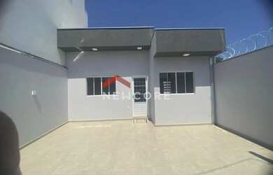 Imagem: A casa possui 3 Dormitórios, 2 Banheiros, 2 Vagas na garagem