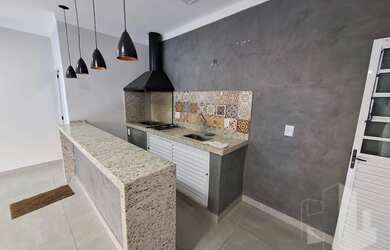 Imagem: A casa possui 3 Dormitórios, 2 Banheiros, 2 Vagas na garagem