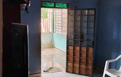 Imagem: A casa possui 2 Dormitórios e 1 Banheiro e está localizado