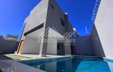 Imagem: A casa possui 3 Dormitórios, 2 Banheiros, 3 Vagas na garagem