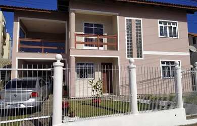 Imagem: A casa possui 4 Dormitórios, 4 Banheiros, 5 Vagas na garagem