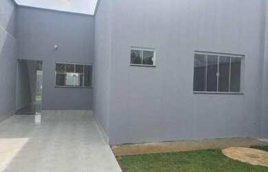 Imagem: A casa possui 3 Dormitórios, 2 Banheiros, 2 Vagas na garagem