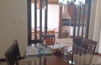 Imagem: A casa possui 4 Dormitórios, 5 Banheiros, 4 Vagas na garagem