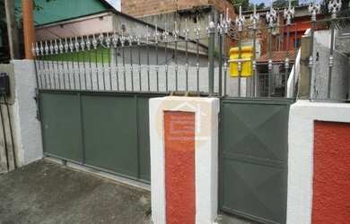 Imagem: A casa possui 3 Dormitórios, 1 Banheiro, 1 Vaga na garagem