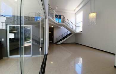 Imagem: A casa possui 4 Dormitórios, 5 Banheiros, 4 Vagas na garagem