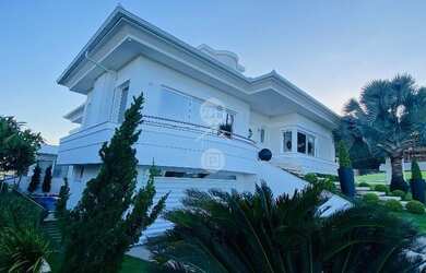 Imagem: A casa possui 4 Dormitórios, 4 Banheiros, 3 Vagas na garagem