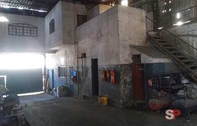 Imagem: O depósito para alugar possui 2 Vagas na garagem e 540m² de