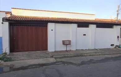 Imagem: A casa possui 3 Dormitórios, 2 Banheiros, 1 Vaga na garagem