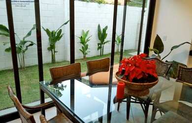 Imagem: A casa em condomínio possui 4 Dormitórios, 4 Banheiros, 2