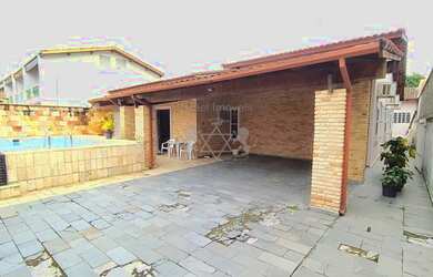 Imagem: A casa possui 3 Dormitórios, 3 Banheiros, 4 Vagas na garagem