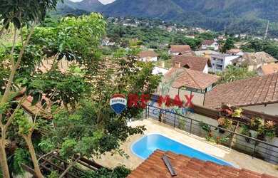 Imagem: A casa possui 4 Dormitórios, 3 Banheiros, 3 Vagas na garagem