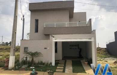 Imagem: A casa possui 3 Dormitórios, 2 Banheiros, 1 Vaga na garagem