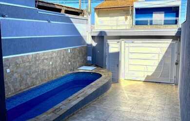 Imagem: A casa possui 3 Dormitórios, 1 Banheiro, 2 Vagas na garagem