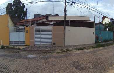 Imagem: A casa possui 3 Dormitórios, 2 Banheiros, 3 Vagas na garagem